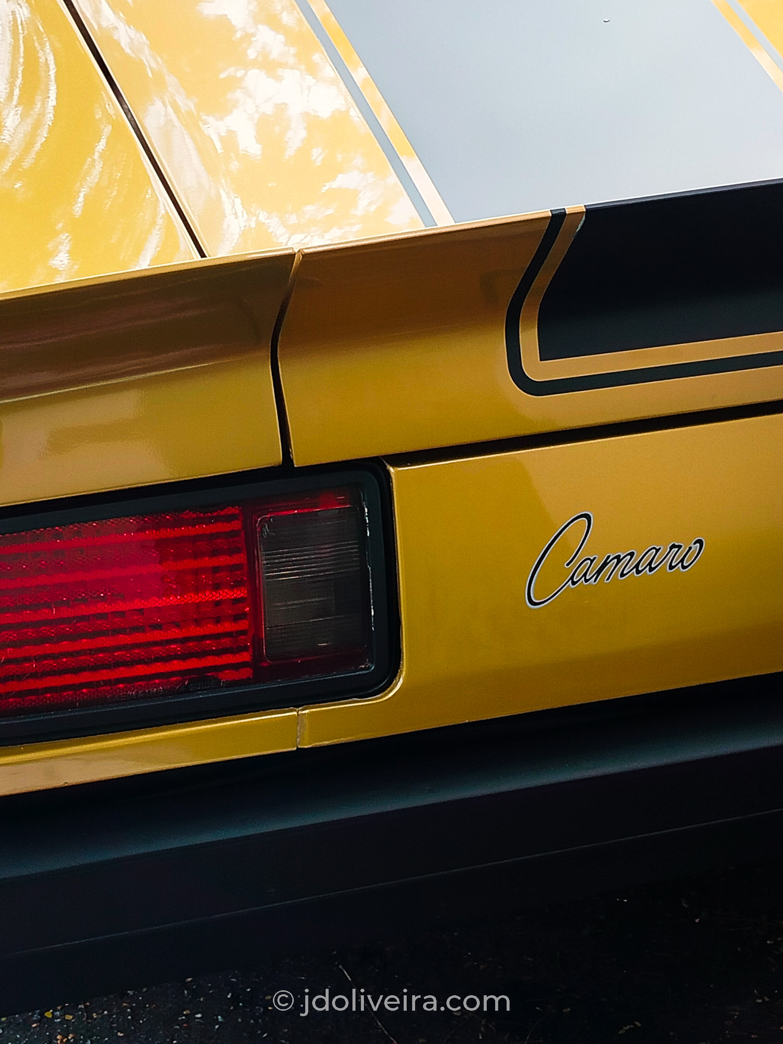 Vista traseira do Camaro Amarelo, com destaque para a lanterna e o emblema do carro