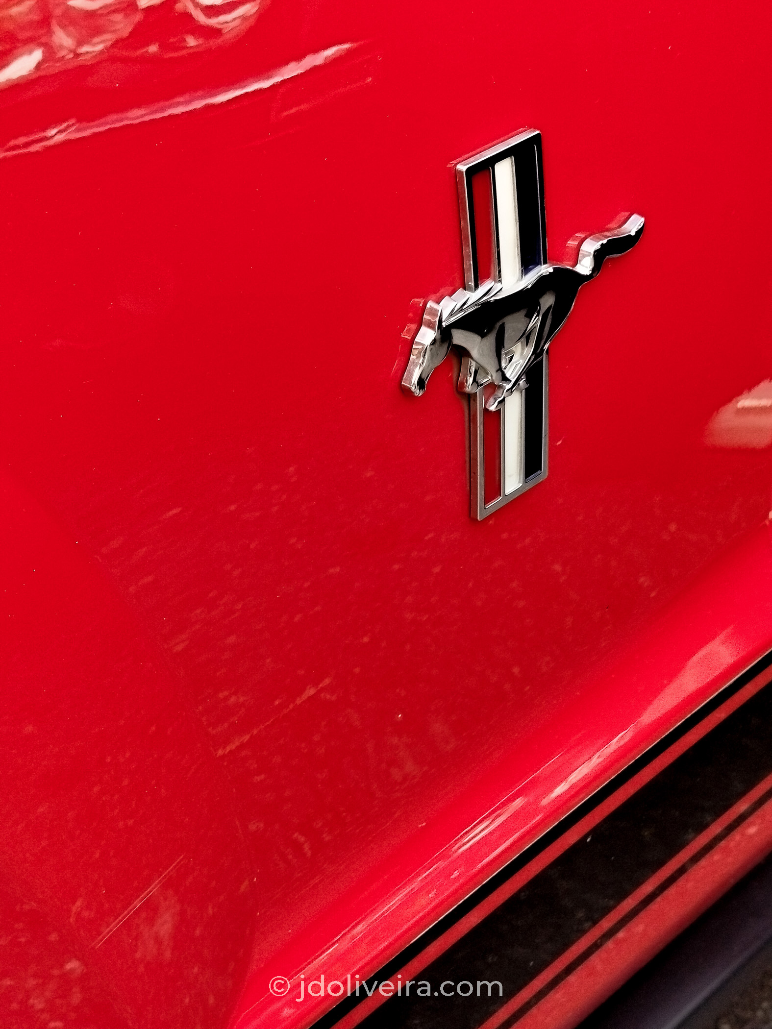 Emblema do Ford Mustang sobre o fundo vermelho
